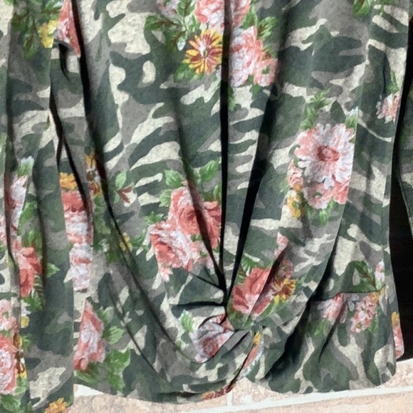 Jeanne Pierre NEW - Sz M - Camo pattern with flowers front hem tie - Picture 3 of 4